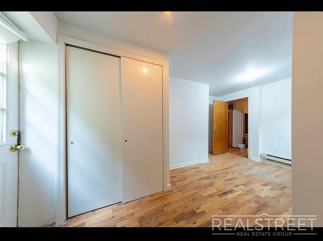 Building Photo - No Fee – 4 Bed / 1.5 Bath with Private Bac...