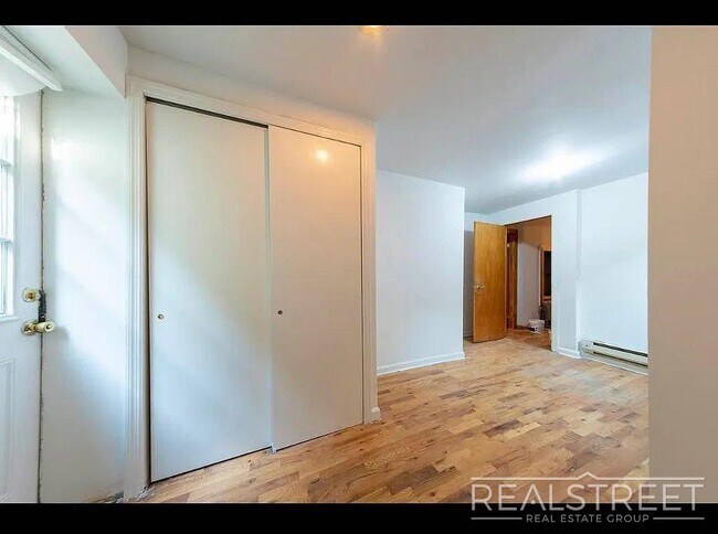 Building Photo - No Fee – 4 Bed / 1.5 Bath with Private Bac...