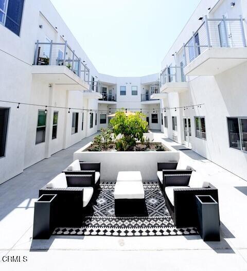 Building Photo - 300 W 9th St