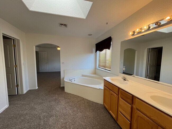 Building Photo - 3 Bedroom Pool Home