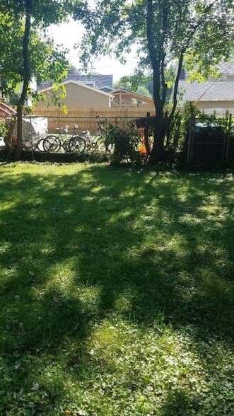 Building Photo - 647 N May St