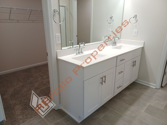 Building Photo - Bright and Airy! 5 Bedrooms 3 Bathrooms Ho...