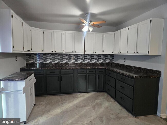 Building Photo - 2118 Cedar Barn Way