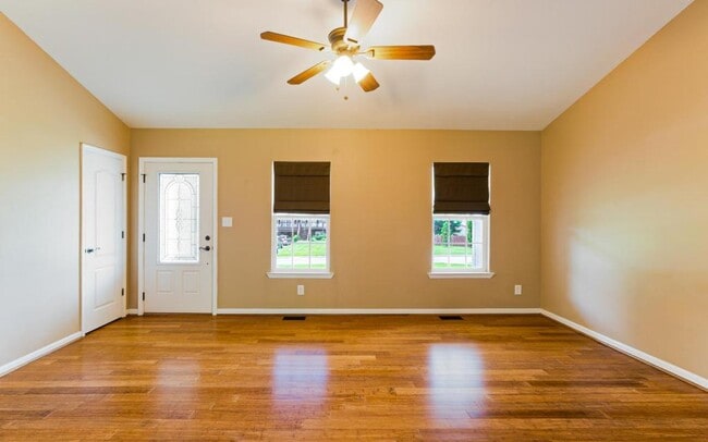 Building Photo - 380 Farmway Dr SE