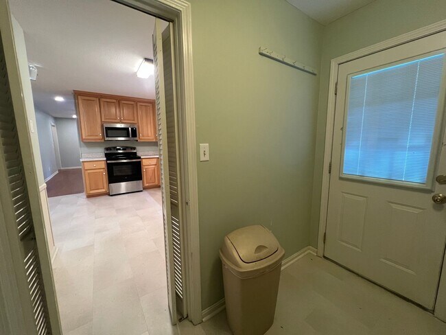 Building Photo - 3 bedroom 2 bathroom single level home in ...