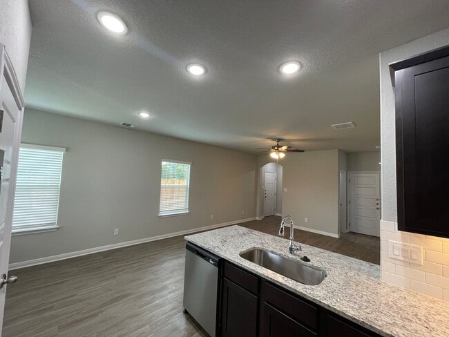 Building Photo - 3 Bedroom, 2.5 Bathroom, Two-story Duplex with a huge back yard in New Braunfels!