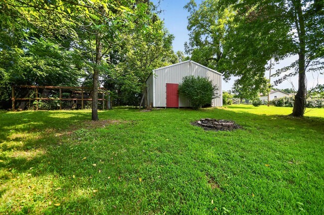 Building Photo - Pet Friendly on Three Acres!