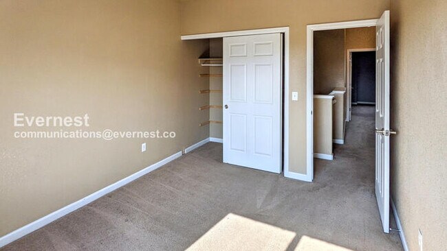 Building Photo - 3 Bed/2 Bath Townhome with Garage / Availa...