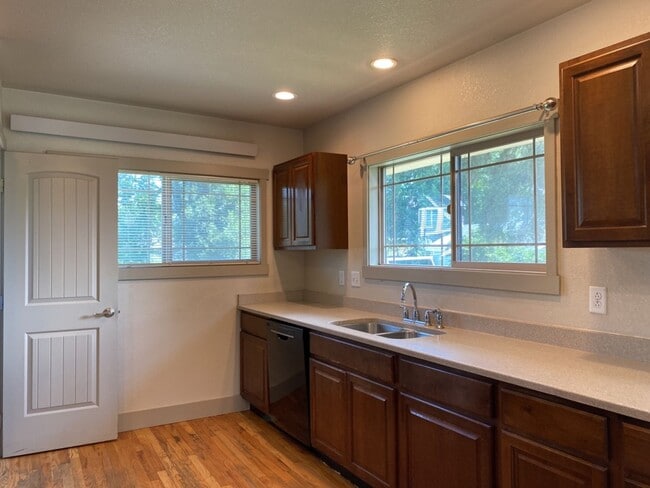 Building Photo - STUDENTS WELCOME! Charming 3 Bed 2 Bath Single Family Home in Old Town