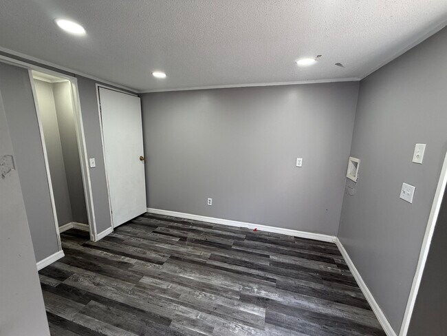 Building Photo - 5050 Box Wood Ct