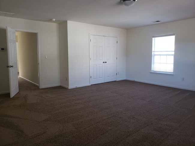 Building Photo - 5 bedroom home in Carrington Ridge