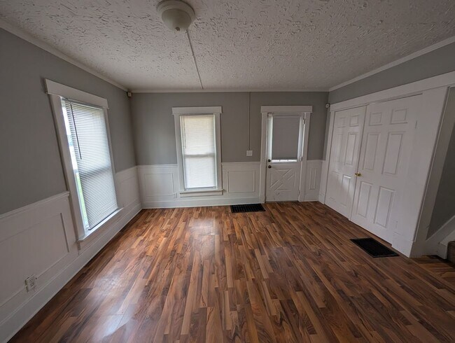 Building Photo - Spacious 3-Bedroom, 1.5-Bathroom Home with Garage – $1,550/Month - Accepting Section 8
