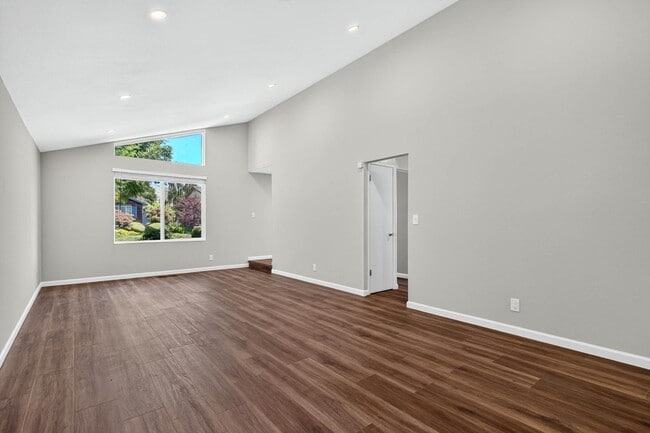 Building Photo - 121 Violet Rd