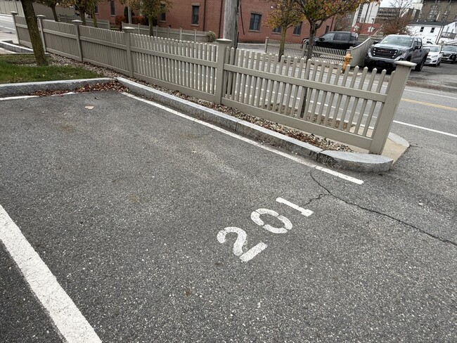 Building Photo - 20 Locust St