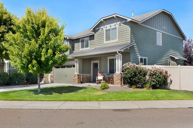 Building Photo - Stunning 5-Bedroom Family Home on a Corner...