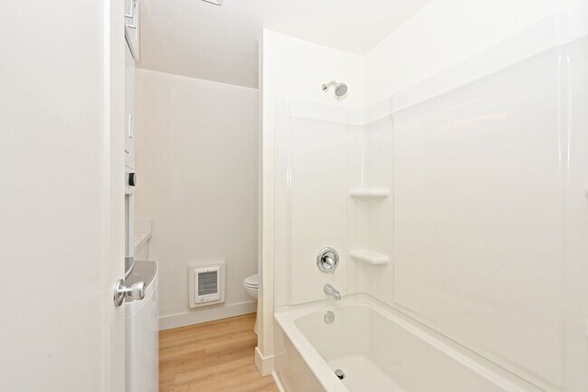 Building Photo - Greenlake Remodel - 1 Bed / 1 Bath, In Unit Washer / Dryer