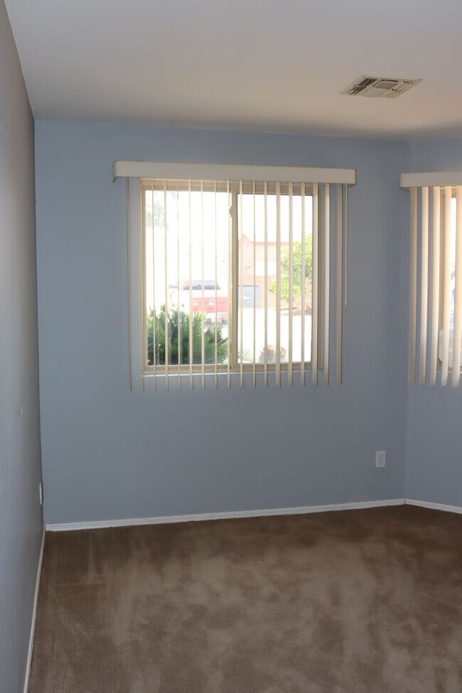 Building Photo - 4943 W Rosebay Dr