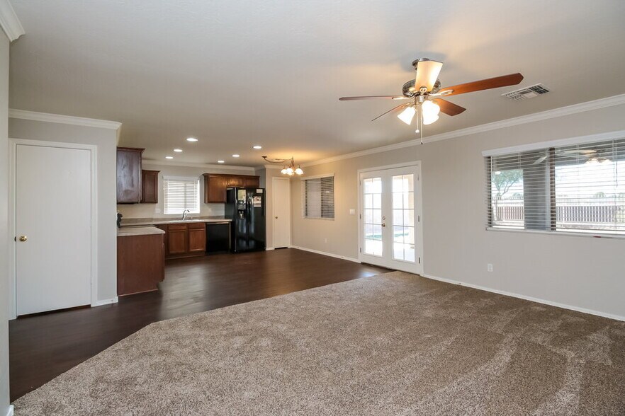 Building Photo - 452 S Sabrina