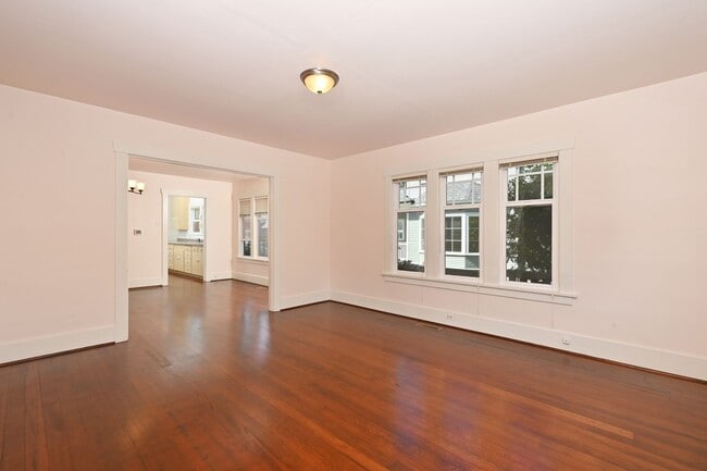 Building Photo - Charming 1BR/1BA Main Floor View Unit in Desired Neighborhood (Sunset Hill)