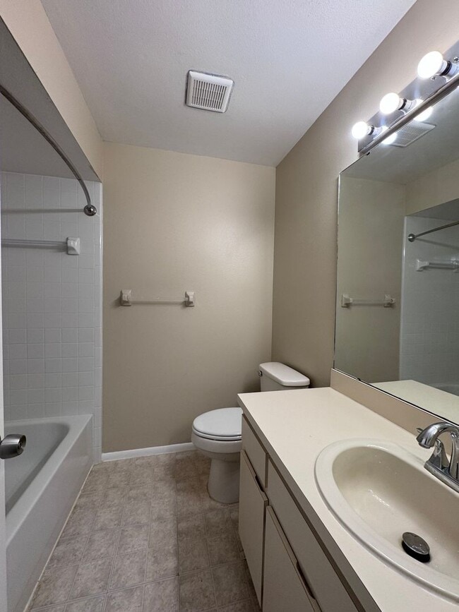 Building Photo - Comfortable 3/2 in Alafaya Woods, Oviedo