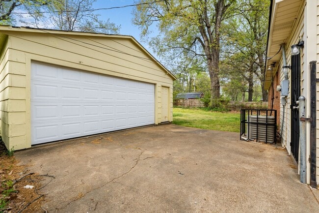 Building Photo - Renovated 4 Bedroom 1.5 Bath Home