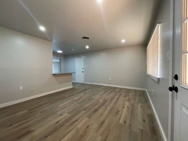 Building Photo - Modern Comfort, Classic Charm – Newly Reno...