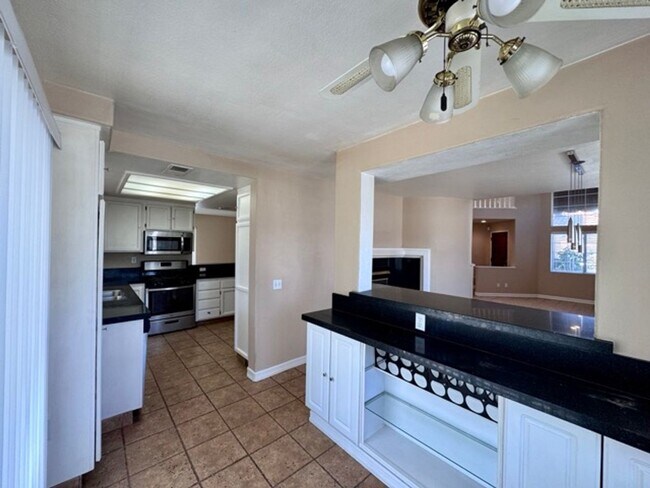 Building Photo - Spacious 4 Bedroom Home with Expansive Bac...