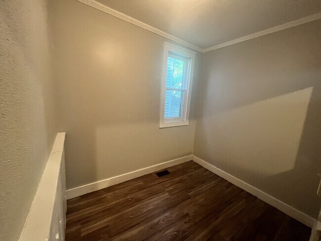 Building Photo - West Side 2BR