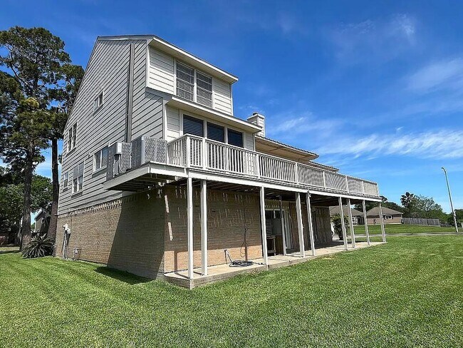 Building Photo - 3203 Bayou Dr