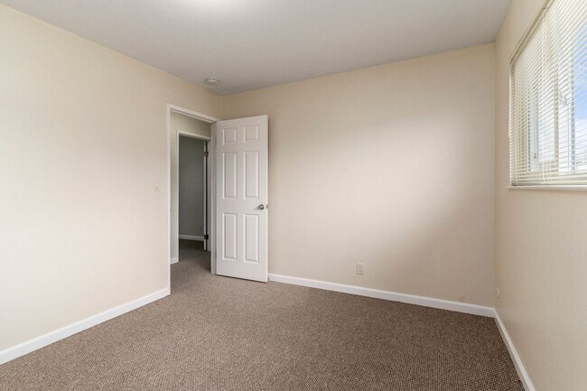 Building Photo - 1072 Park Ave