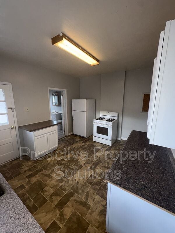 Building Photo - 27 Edison St