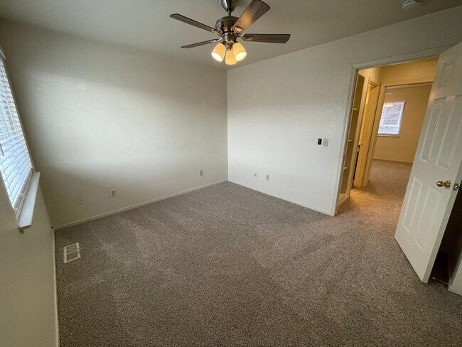 Building Photo - 3905 Pheasant Dr
