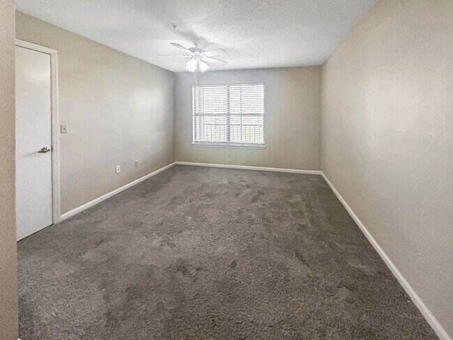 Building Photo - One Bedroom Apartment in Gated Community - Easy Highway Access!