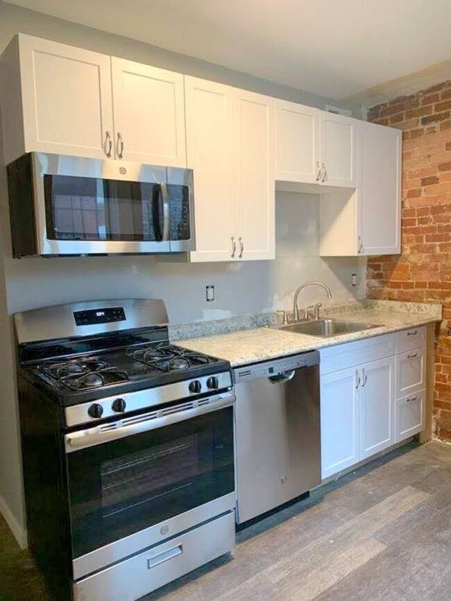 Building Photo - Amazing Fully Renovated 5 Bedroom (or 6)/ Two Bathroom House with Central Air and Back Yard - Clo...