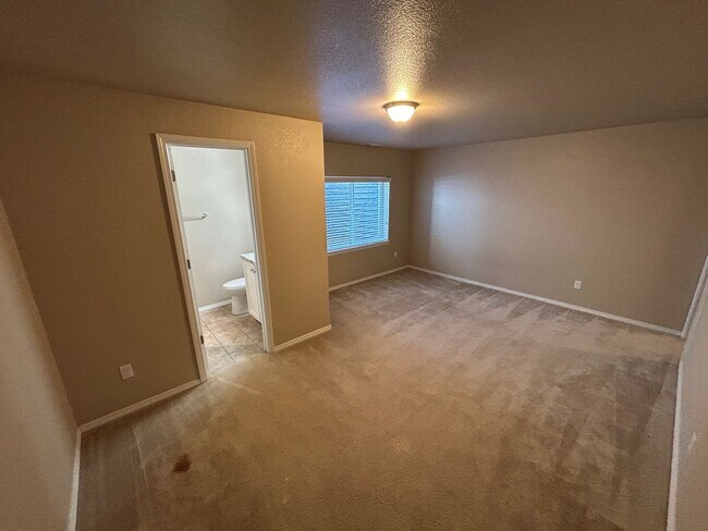 Building Photo - Absolutely Gorgeous 5-Bed 4-Bath with 3-car Garage Home!