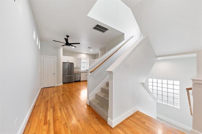 Building Photo - 419 W 26th St