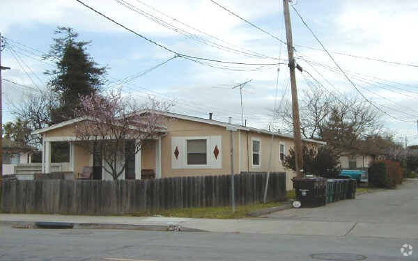 Building Photo - 203 Medford Ave