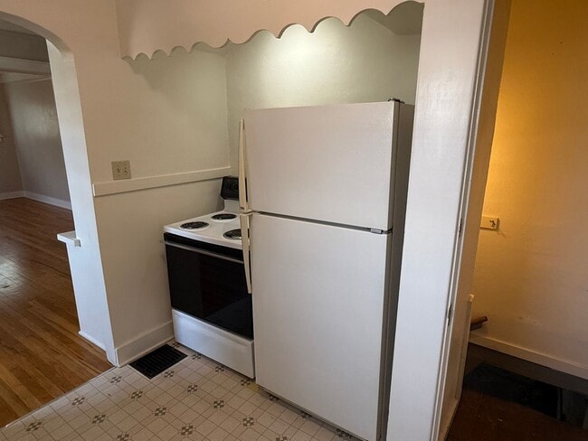 Building Photo - Charming 2BR/1BA Campus House