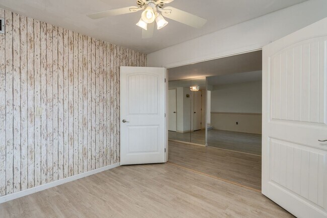 Building Photo - Great East Side Location 4 Bed/2 Bath Home