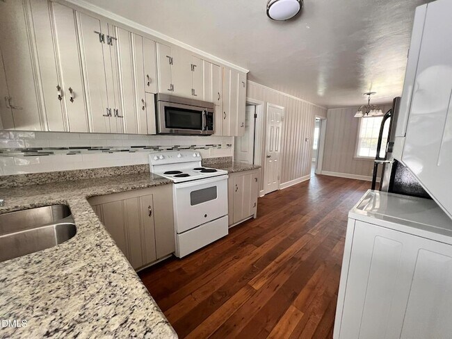 Building Photo - 807 N Ellis Ave