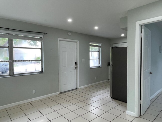 Building Photo - 325 SW 14th Ct