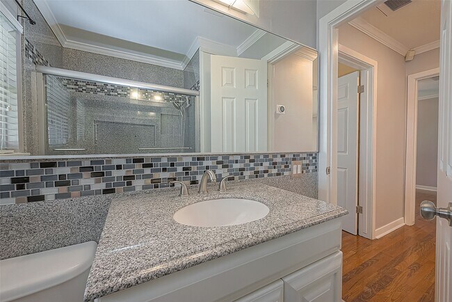 Building Photo - 942 W 30th St