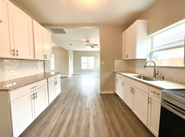 Building Photo - Move-In Ready 3BD/2BA – Laminate Floors, Fenced Yard & Prime Location! ACCEPTS SECTION 8