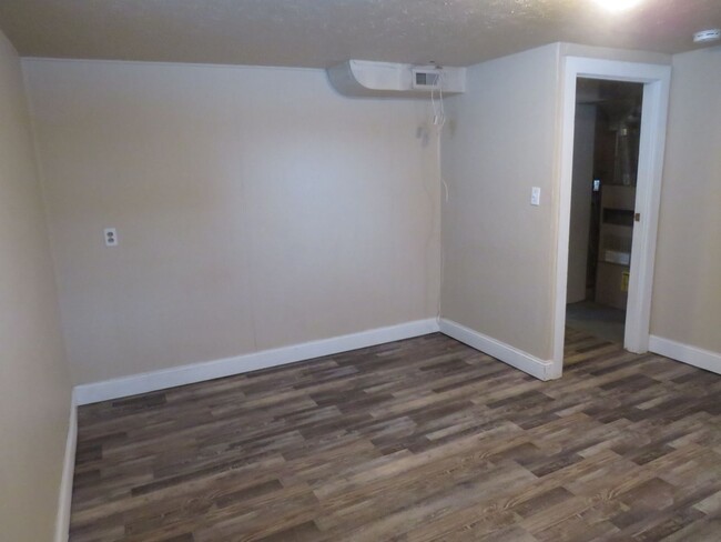 Building Photo - 3 Bedroom / 1 Bonus Room / 1 3/4 Bath Hous...