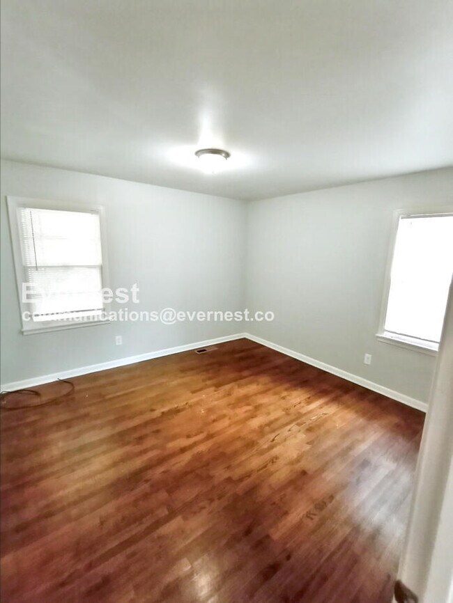 Building Photo - 3 Bed, 1.5 Bath Home with Off-Street Parking / Pet-Friendly / Vouchers Accepted / Coming Soon!