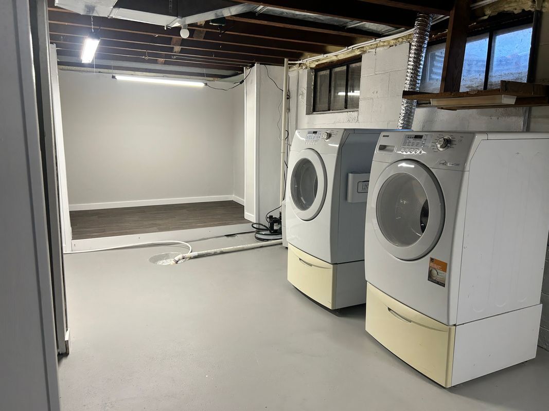 Building Photo - 1731 Deckner Ave