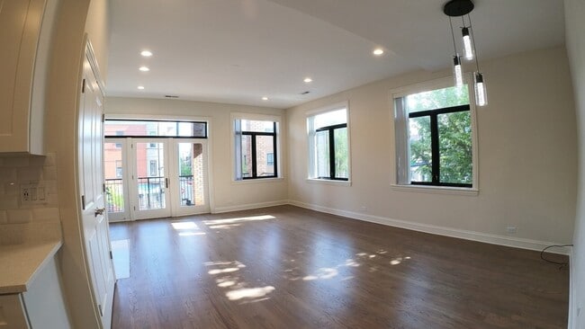 Building Photo - 1701 W Chicago Ave