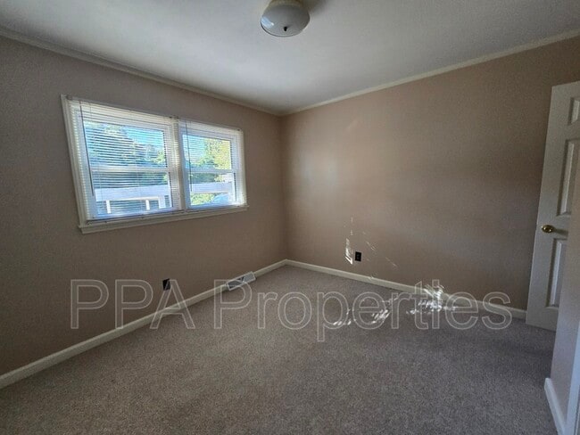 Building Photo - 404 Oakgrove Dr