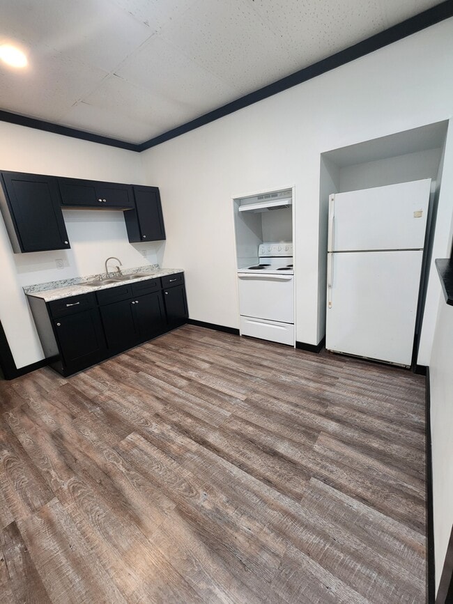 Primary Photo - 1125 W 7th St