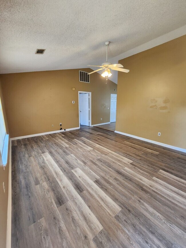 Building Photo - 102 Crosby Dr